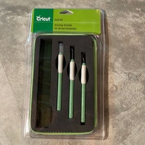 7 piece Cricut Tool Kit-New